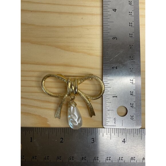 Ribbon Faux Pearl Brooch Pin Textured Gold Tone Bow - Picture 3 of 4